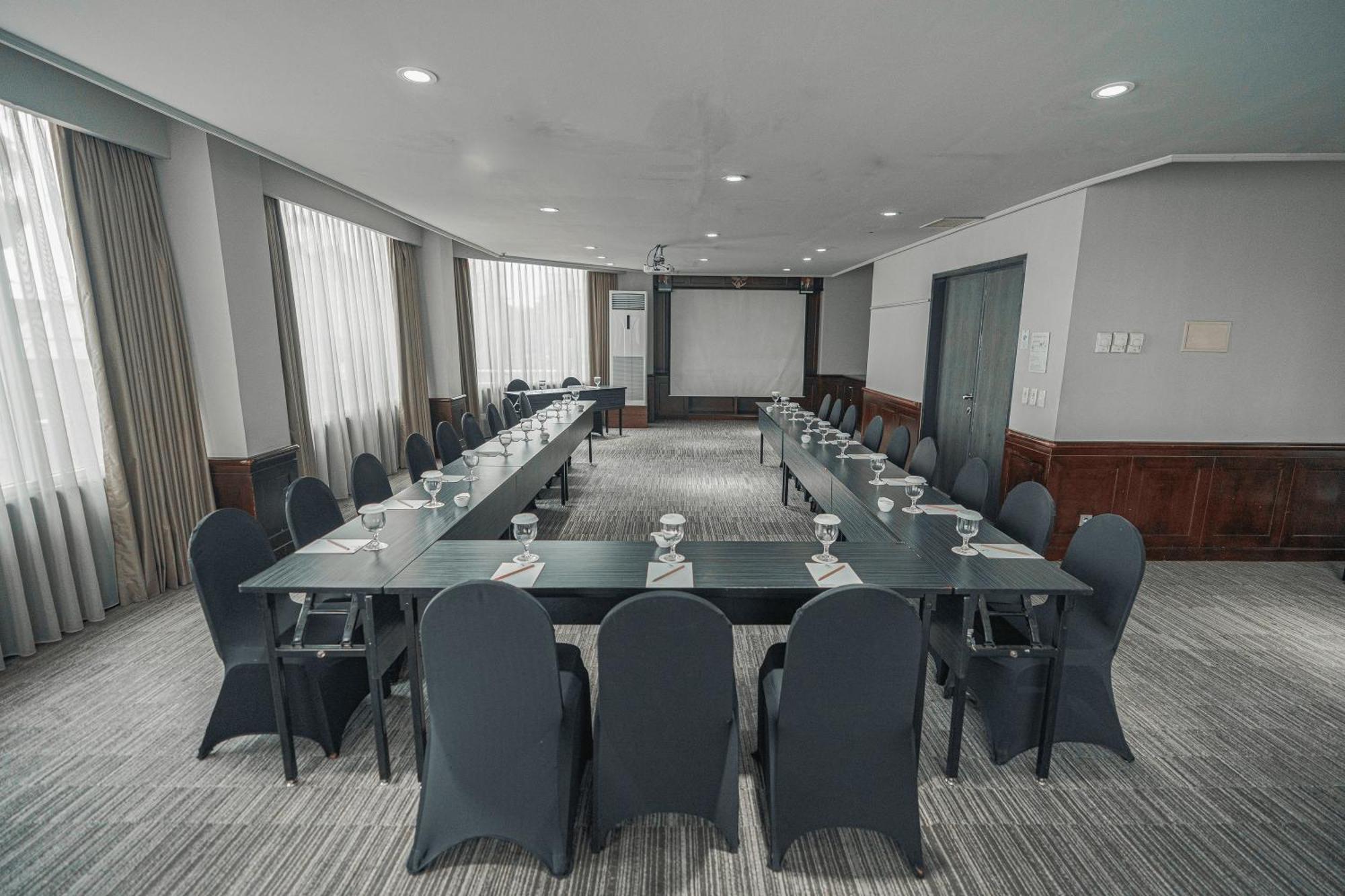 Hotel Kimaya Slipi Jakarta By Harris Екстериор снимка