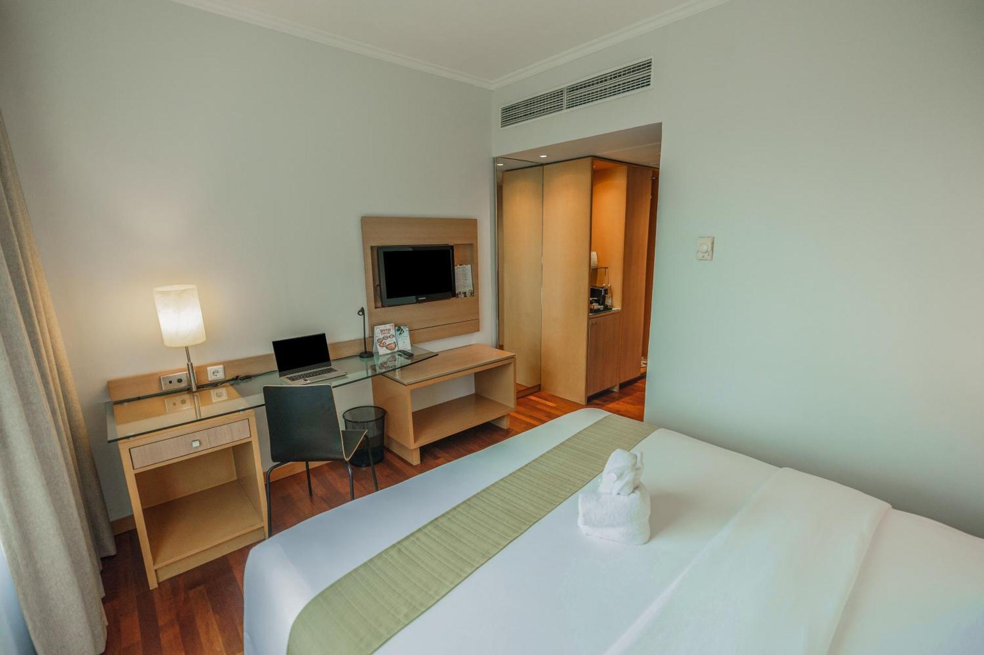 Hotel Kimaya Slipi Jakarta By Harris Екстериор снимка